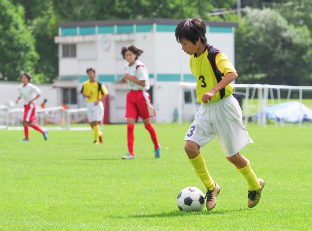 画像：サッカーをする子供